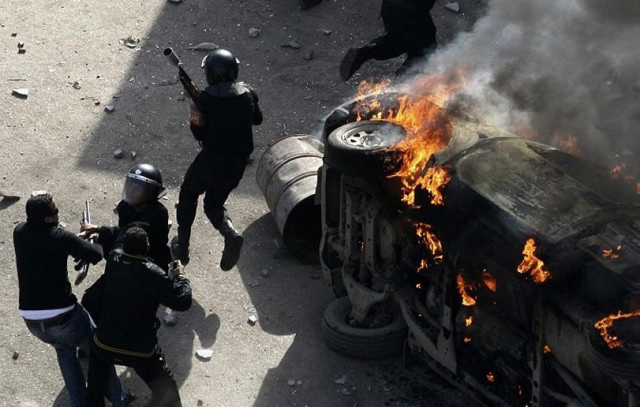Protestos se intensificam no Egito, deixando 33 mortos e 1,8 mil feridos