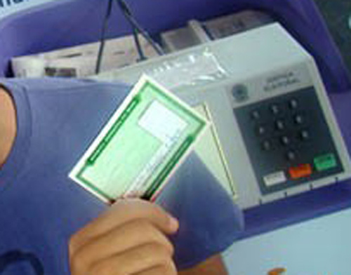 Ministro do TSE discute com estudantes importância do voto de jovens de 16 anos Ministro do TSE discute com estudantes importância do voto de jovens de 16 anos