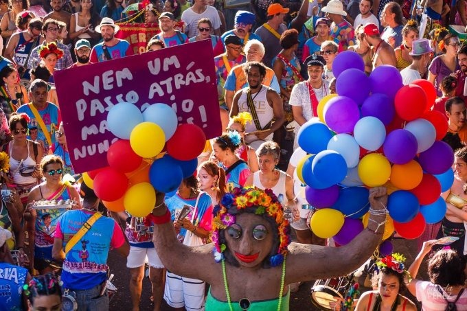 Loucos por Carnaval: os blocos da saúde mental Foliões se divertem e conscientizam com o bloco Tá Pirando, Pirado, Pirou! (RJ). (Foto: Pâmela Perez/SAÚDE é Vital)