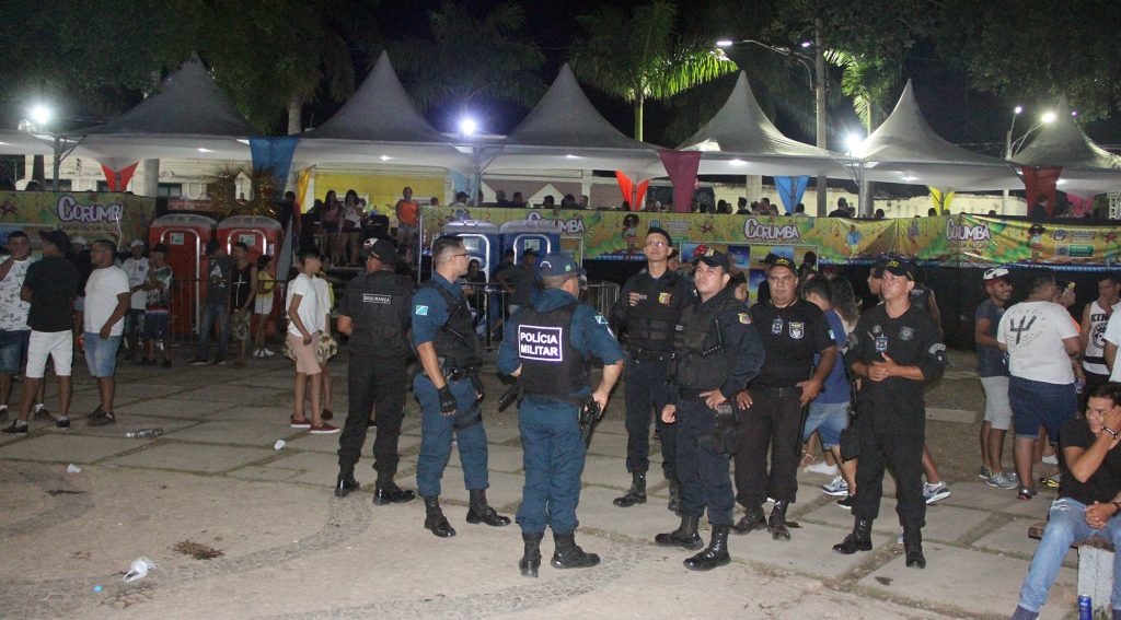 Policiais militares, com apoio da Guarda Municipal e segurança privada, monitoram a praça Generoso Ponce, ao lado dos camarotes. Foto: Sílvio de Andrade
