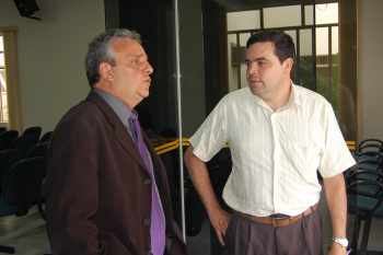 E/D- A notícia foi repassada ao vereador Protético pelo diretor da rádio, José Luiz,na segunda-feira (5)Foto: Moreira Produções 