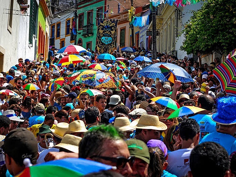 Foliões ficam concentradas principalmente na frente do Museu de Arte Contemporânea de Pernambuco (MAC) / Foto:  PMO