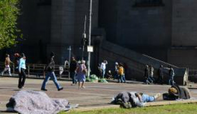 Decreto autoriza retirada de barracas, camas e sofás de moradores de rua em SP Pessoas em situação de rua na Praça da Sé, em São Paulo