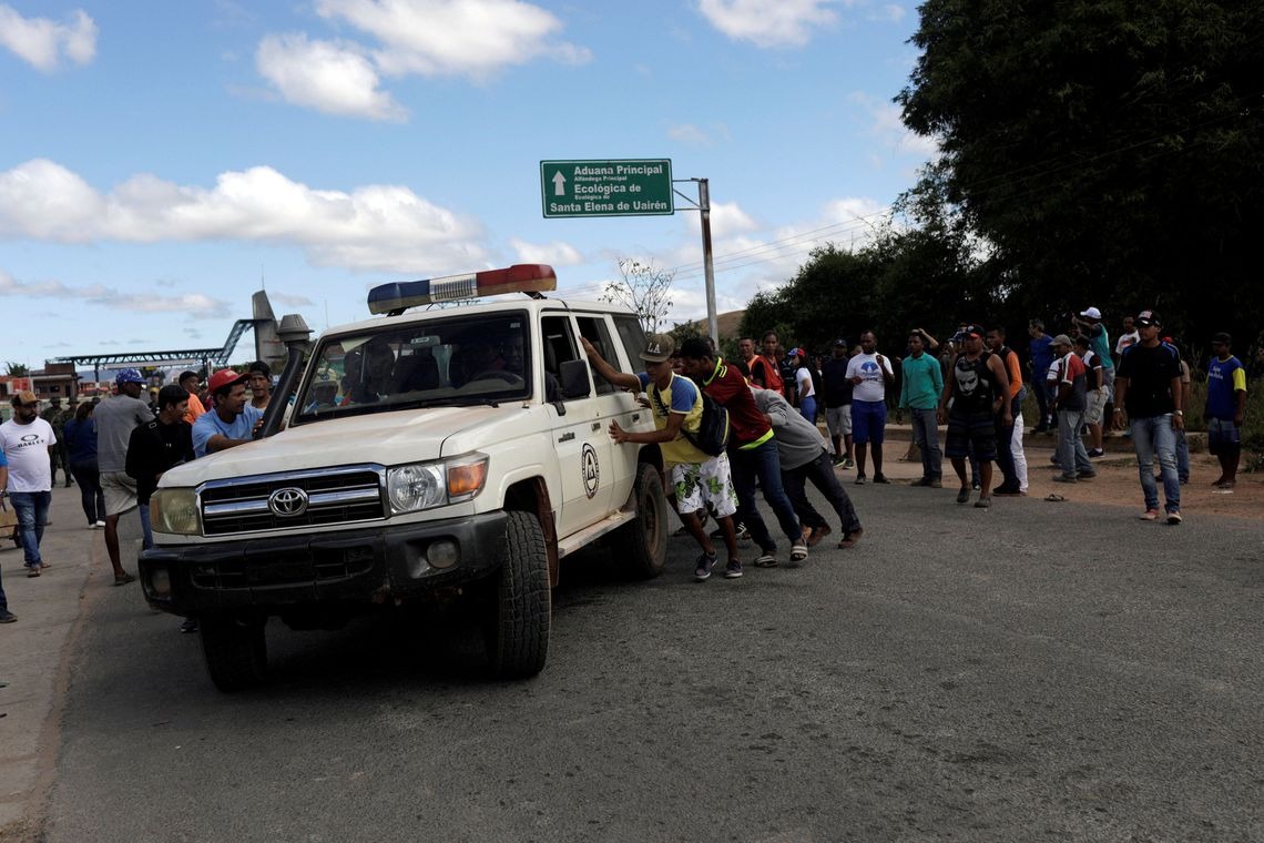 Confrontos na fronteira com a Venezuela deixam 2 mortos e 15 feridos Ricardo Moraes/Reuters/direitos reservados