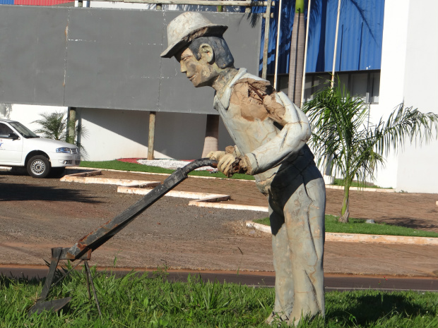 Imagem da semana A estátua está localizada na avenida Pedro Manvailer, em frente a Cooperativa Lar / Foto: Moreira Produções