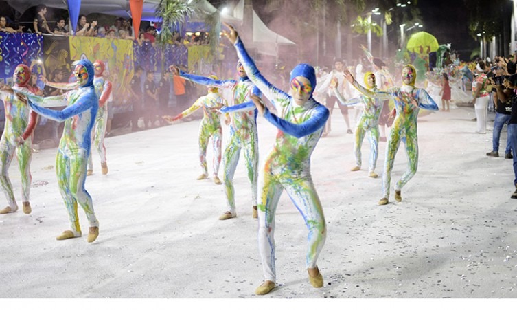 Vila Mamona aposta em “paradinha” da bateria ao enaltecer a natureza Comissão de Frente retratou surgimento da arte da criação / Foto: Anderson Gallo/Diário Corumbaense