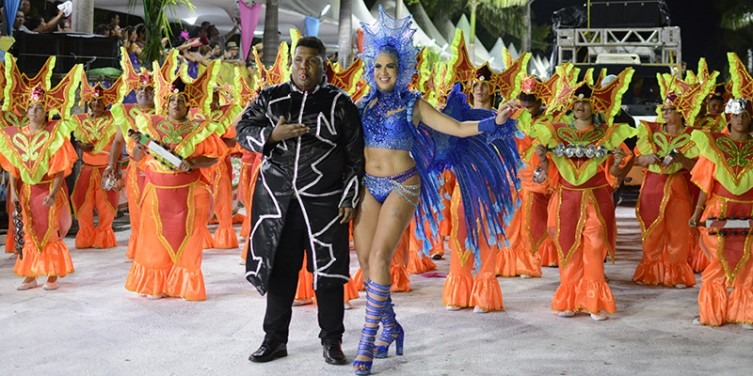Vila Mamona aposta em “paradinha” da bateria ao enaltecer a natureza Mestre Igor, rainha Raiane e a bateria deram show na avenida / Foto: Anderson Gallo/Diário Corumbaense