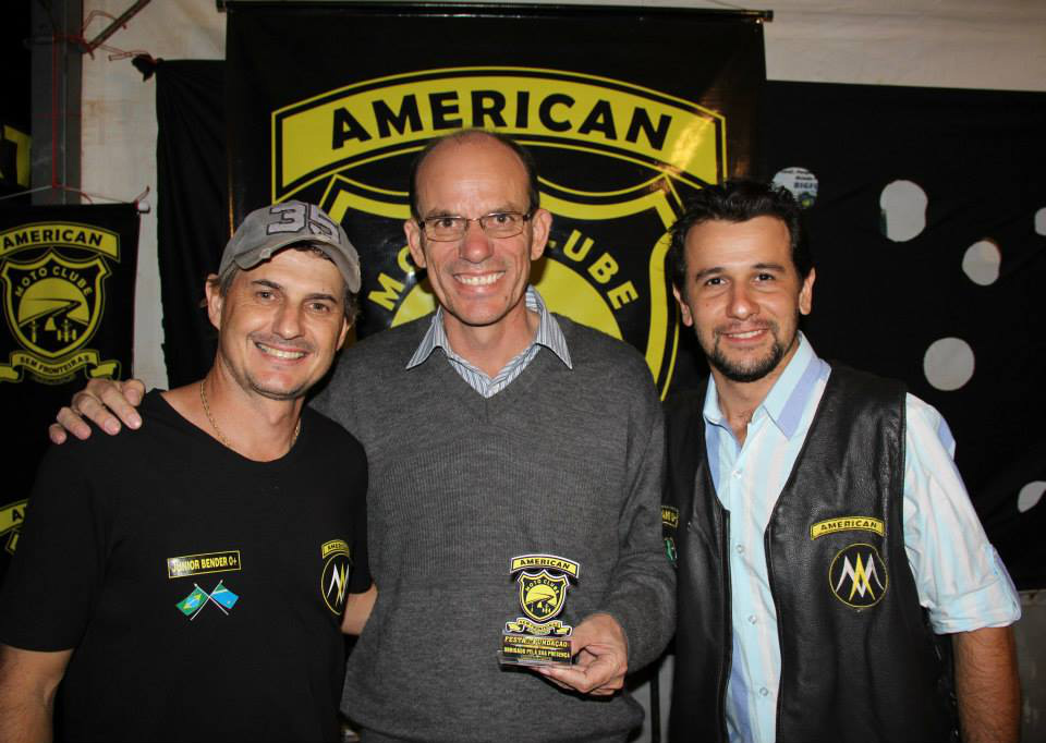 Motoclube American Sem Fronteiras é fundado em Amambai Vice-presidente, Júnior Bender, prefeito Sérgio Barbosa e presidente do MotoClube, Fabiano Galceram, durante fundação do Motoclube.