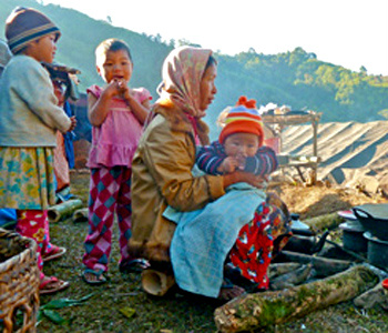 Família de refugiados de Mianmar.