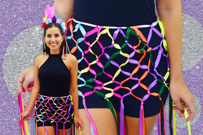 DIY: aprenda a fazer uma saia de fitas coloridas para usar no Carnaval DIY: aprenda a fazer uma saia de fitas coloridas para usar no Carnaval