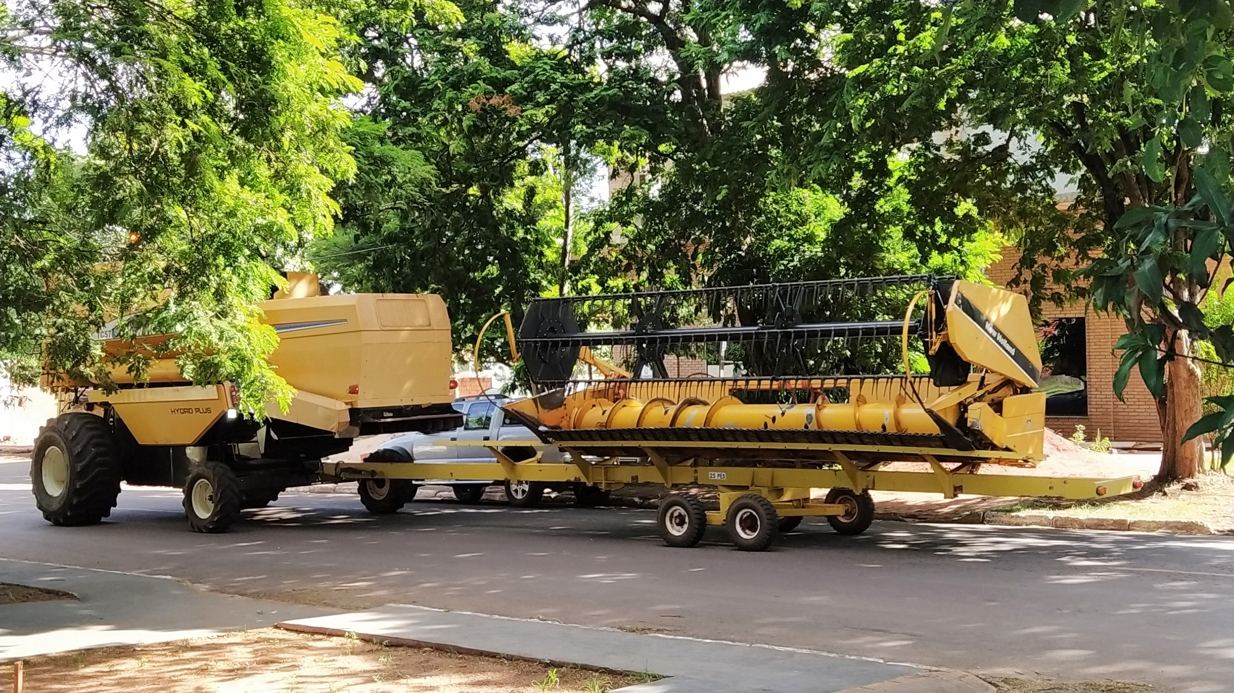Maquinário agrícola circulando na rua dom Pedro II, região central da cidade / Foto: Moreira Produções
