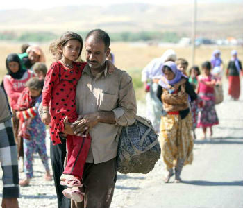 Pai e filha atravessam a fronteira de Iraque com a Síria. Foto: Acnur/Ahmad Al-Rubaye