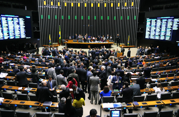 Câmara tem agenda cheia com reforma política, desoneração da folha e vetos