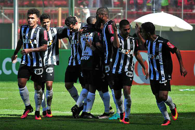 Jogadores comemoram o gol de Cazares na vitória por 3 a 0 sobre a Ponte Preta, no Independência