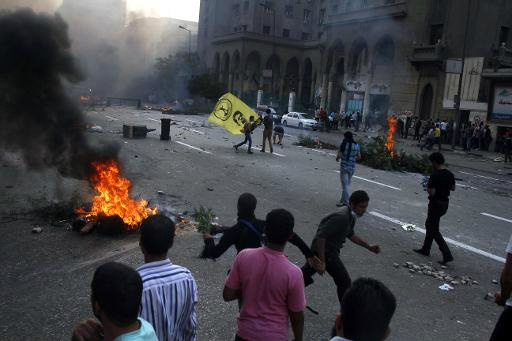 Pneus em chamas durante confrontos entre membros da Irmandade Muçulmana e a polícia egípcia no centro do Cairo, em 6 de outubro de 2013. Foto: Mohammed Abdel Moneim/ AFP Photo 
