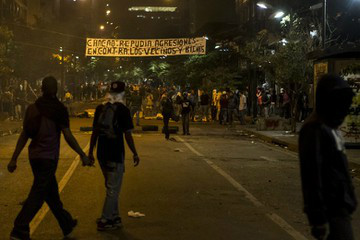 Barricadas continuam em Caracas. Venezuela repudia intervencionismo dos EUA