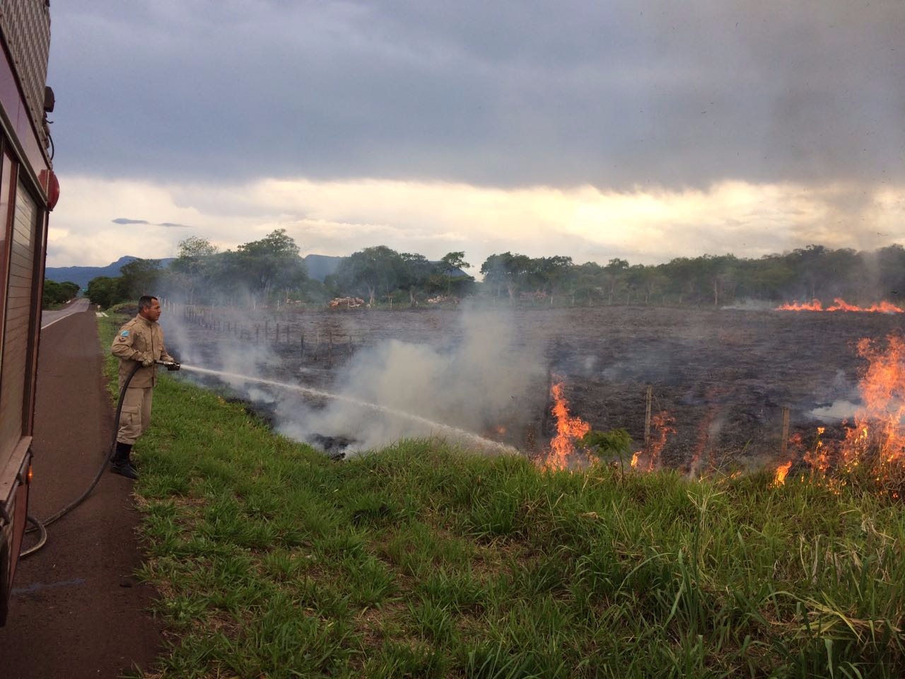 Militares fazem monitoramento das condições climáticas porque fatores como temperatura, vento e umidade relativa do ar influenciam diretamente nos focos de calor, início e propagação das queimadas. Foto. Corpo de Bombeiros Militar de Corumbá.