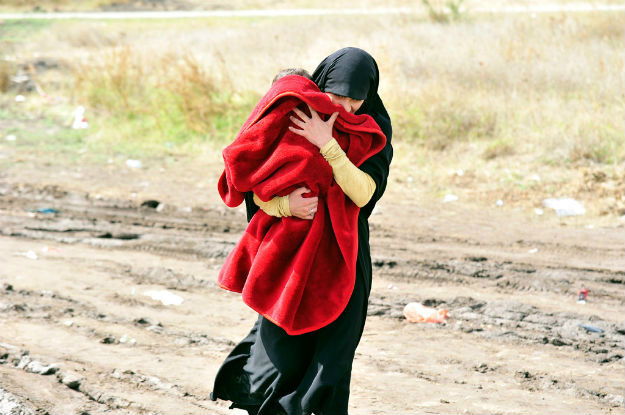 ONU precisa de US$ 20,1 bilhões para fornecer ajuda humanitária em 2016 Mulher carregando criança na cidade de Presevo, Sérvia, na fronteira com a Macedônia. Foto: Unicef/Tomislav Georgiev