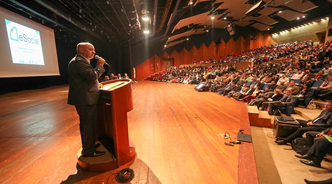 Profissionais da área de recursos humanos e gestores públicos lotaram o auditório do Centro de Convenções em Campo Grande, para assistir palestras sobre o eSocial, que será implantado em nível nacional a partir de 2018
