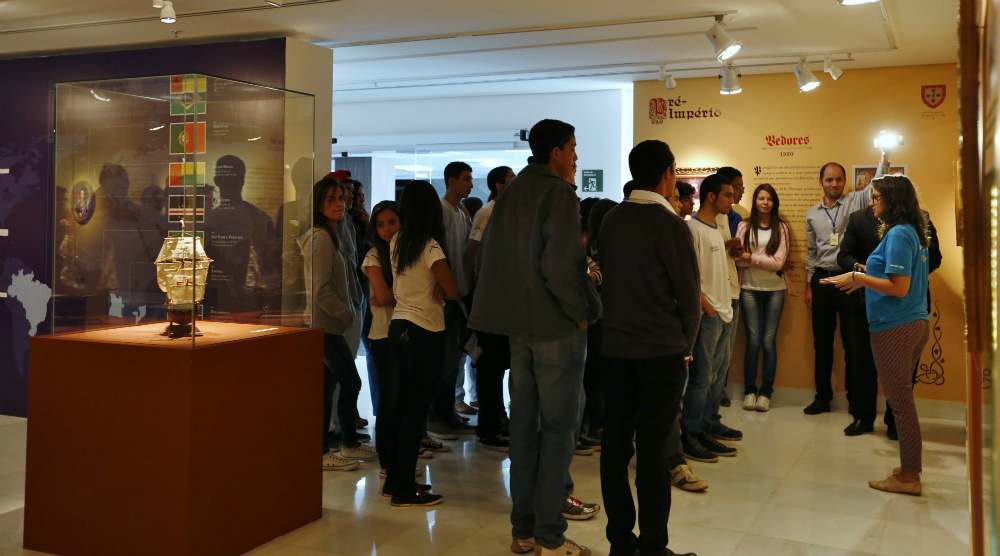  Participantes do Poesia na Escola visitam a exposição 