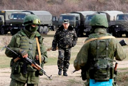 As ruas da capital da Crimeia, Simferopol, estão calmas neste sábado, apesar da forte presença militar, anormal para uma cidade normalmente pacata.