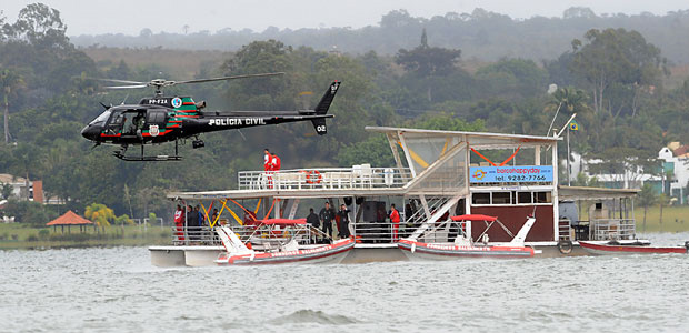 Bombeiros encontram sexto corpo do naufrágio no Lago Paranoá Imagens desta segunda-feira (23) dos resgates no Lago Paranoá (Foto: WILSON DIAS/ABR)