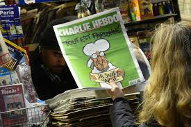 Charlie Hebdo se esgota à medida que chega às bancas francesas