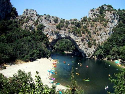 Rio Ardèche, na França. Na região fica a caverna Chauvet