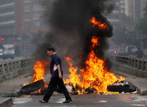 O que fazer com as chamas nas ruas venezuelanas?