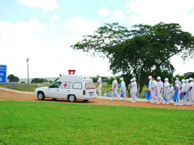 Vazamento de amônia leva mais de 20 pessoas para hospital em MS Marfrig diz que todos os funcionários passam bem (Foto: Tiago Apolinário da Silva)