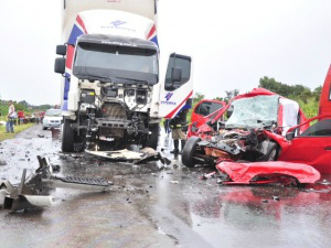 Acidente com três mortes na BR-262 aconteceu em curva, durante chuva Carro de passeio ficou destruído, assim como a frente do caminhão. (Foto: João Garrigó)