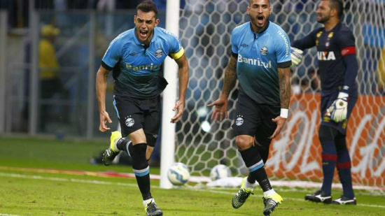 Em boa partida, Grêmio triunfa em casa e tira Atlético-PR da ponta Rhodolfo faz a festa dos gremistas ao anotar o gol da vitória sobre o Atlético-PR