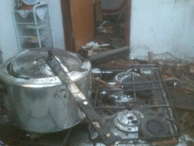 Cadela é resgatada debaixo de cama durante incêndio em Três Lagoas, MS Dona de casa esqueceu a panela de pressão no fogo e saiu para caminhar (Foto: Corpo de Bombeiros/Divulgação)