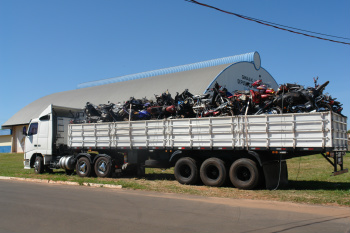 Motos apreendidas em Amambai vão para prensa em Campo Grande Cerca de 150 motocicletas foram enviadas para Campo Grande / Foto: Moreira Produções