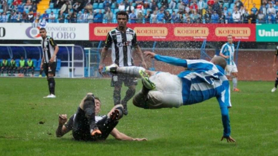 No 'clássico pela paz', Avaí e Figueirense empatam na Ressacada Jogaodres de Avaí e Figueirense lutaram muito na encharcada Ressacada