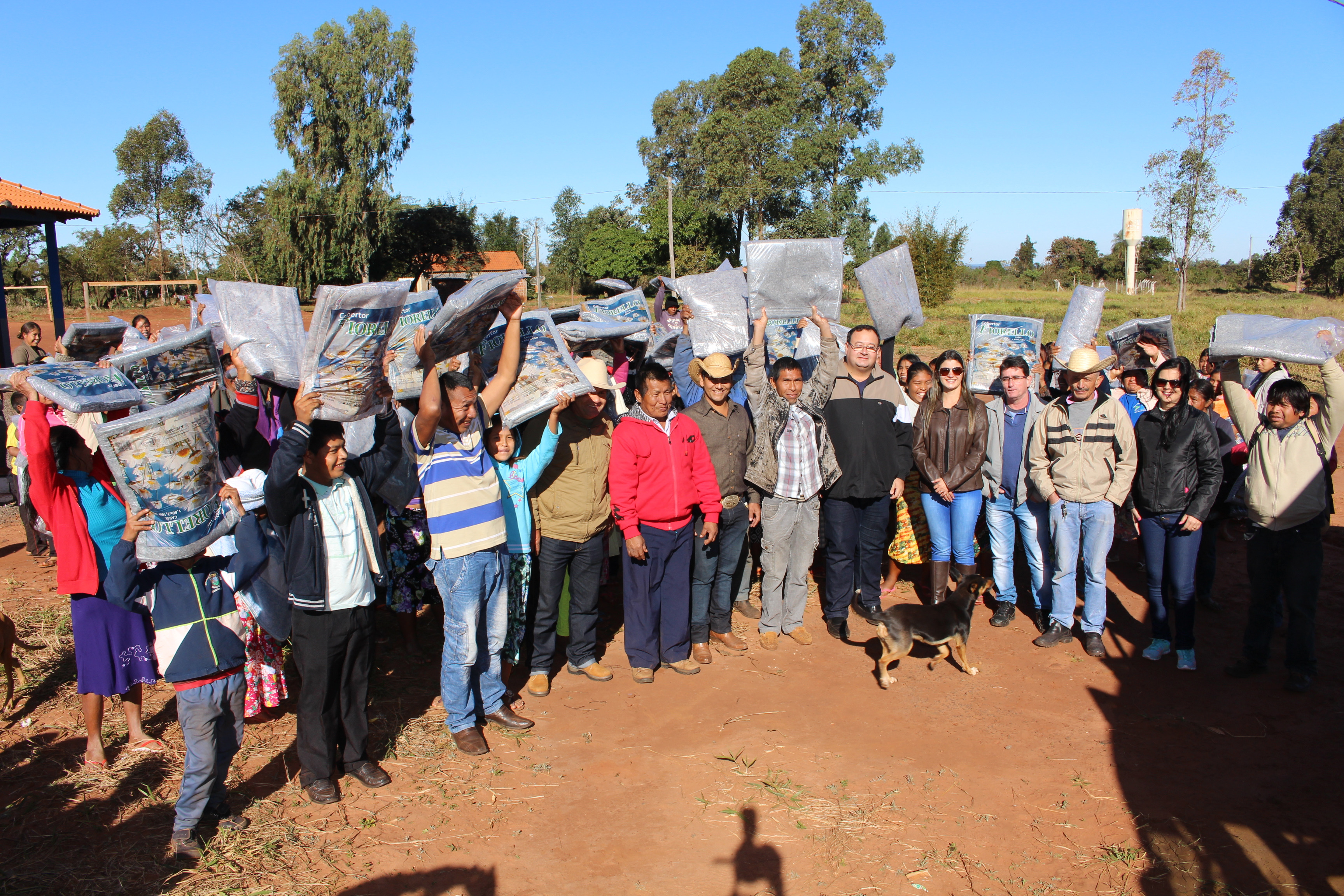 Famílias indígenas de Amambai recebem agasalhos da Prefeitura As ações contaram com uma grande equipe de voluntários / Foto: Decom