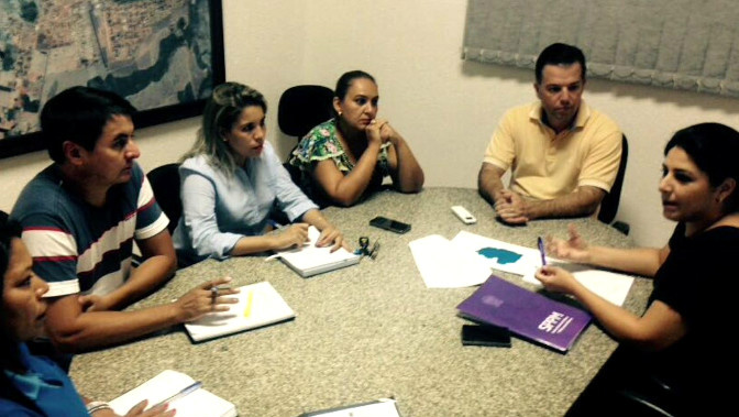 Subsecretária de Políticas para Mulheres visita prefeituras da região sudoeste Subscretária de Políticas Públicas para Mulheres, Luciana Azambuja, em reunião com o prefeito de Jardim, Guilherme Alves Monteiro e equipe da prefeitura.
