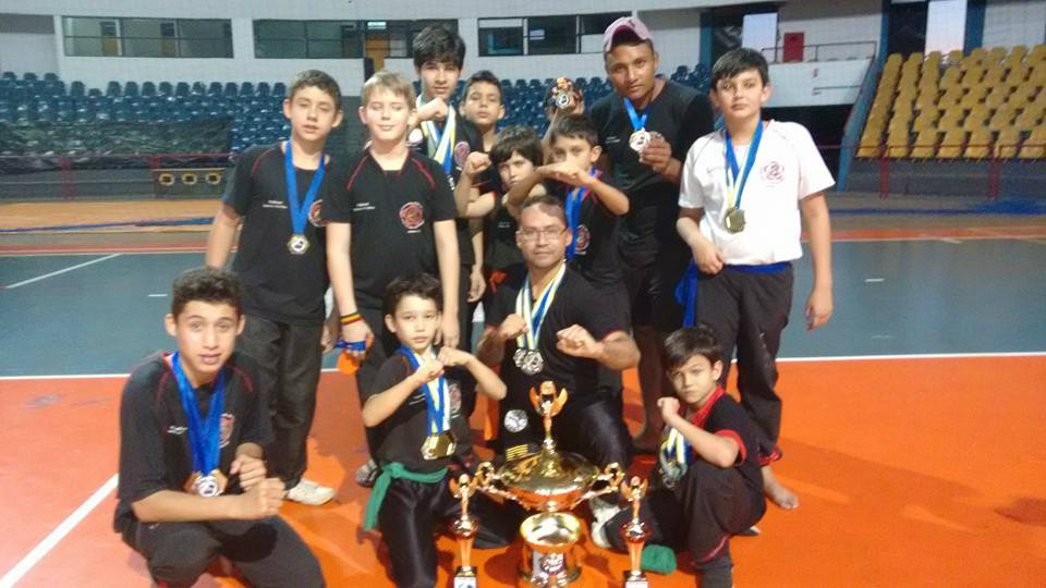 Amambai sagra-se campeã geral na primeira etapa do Circuito Estadual de Kung Fu A equipe amambaiense participou com 14 atletas / Foto: Assessoria