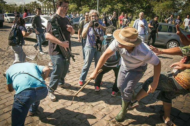 Um dos opositores agrediu a chicotadas estudantes e jornalistas que acompanhavam a caravana / Foto: Guilherme Santos/Sul21