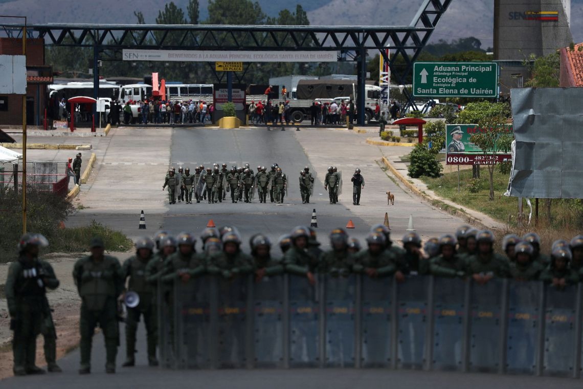 Militares negociam recuo de tanques venezuelanos na fronteira REUTERS / Ricardo Moraes/ direitos reservados