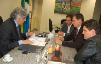 Senador Delcidio do Amaral despachando com o ex-prefeito de Dourados, Ari Artuzi