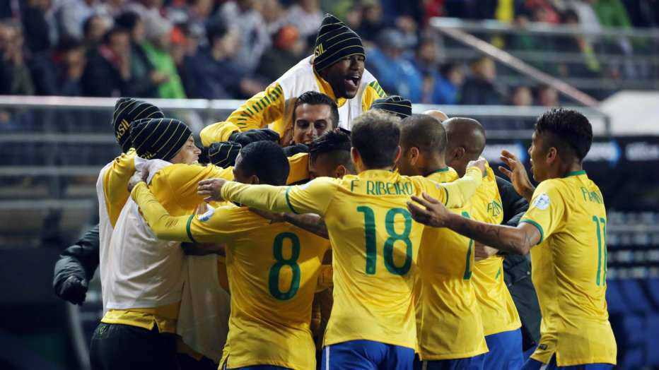 Neymar faz a diferença e salva a seleção brasileira na estreia Gol de Douglas Costa sobre o Peru nos acréscimos é bastante festejado pelo grupo