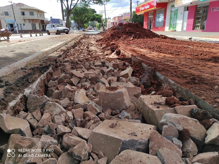Prefeitura de Amambai faz reparo na avenida Pedro Manvailer Prefeitura de Amambai faz reparo na avenida Pedro Manvailer