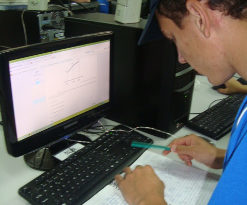 Os estudantes fizeram os testes da na sala de tecnologia da escola Felipe de Brum.