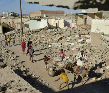 Crianças iemenitas brincam no meio de destroços na província de Zinjibar. Foto: Acnur/A. Al-Sharif