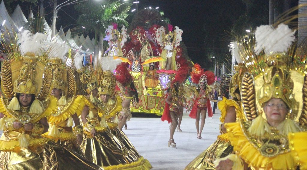 Confirmando favoritismo, A Pesada é bicampeã do carnaval de Corumbá Baianas e carro alegórico da Pesada: escola levou a comunidade para cantar seu enredo de 50 anos na avenida / Fotos: Sílvio de Andrade