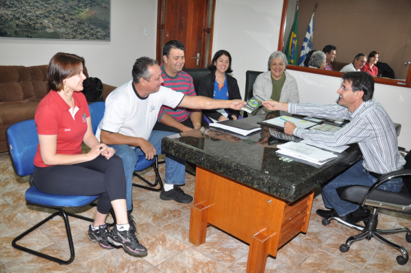 3º Encontro Estadual de Educação Física começa hoje Prefeito Dirceu Lanzarini com a equipe da Fundesporte que estará realizando em Amambai o 3º Encontro Estadual de Educação Física.