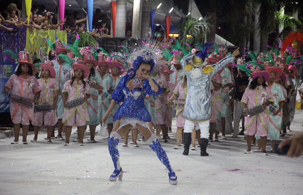 Confirmando favoritismo, A Pesada é bicampeã do carnaval de Corumbá Bateria da Império do Morro com sua rainha, Lucila, dando show na avenida: nota dez