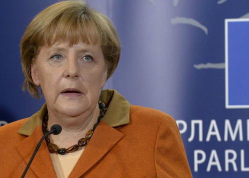Merkel pede observadores na Ucrânia. Putin concorda