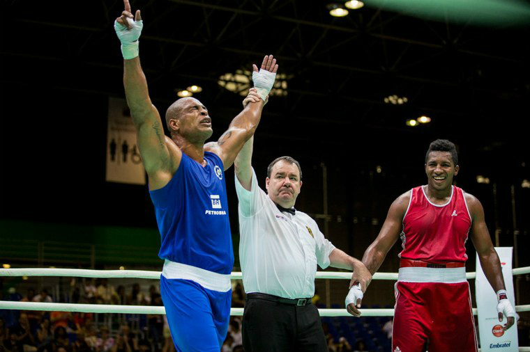 Gidelson de Oliveira celebra o triunfo sobre o equatoriano Julio Cesar Torres. (Foto: MiriamJeske/HeusiAction/brasil2016.gov.br)